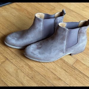 Renege Chelsea booties 8.5. Beige Suede.